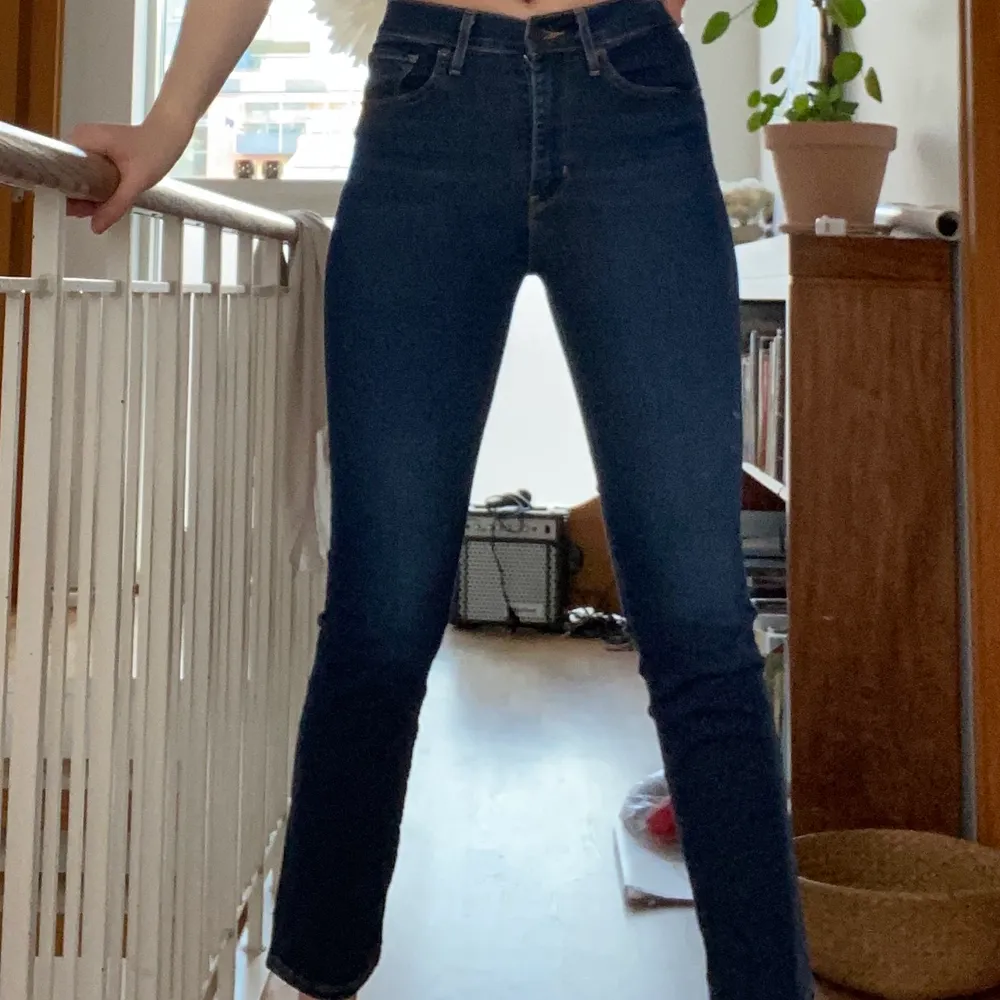 Snygga jeans från Levis, använd fåtal gånger så rkt bra skick 🌸. Jeans & Byxor.
