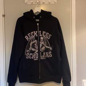 Säljer min reckless scholars hoodie som är i nyskick då jag inte fått så mycket användning av den!! Köpt för nypris och har även påsen kvar🙌🏼 Storlek L men passar mig som har S/M