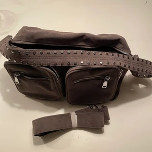 Handväska - Mörkgrå Noella väska som ej är mycket använd. Önskas fler bilder hör av dig.