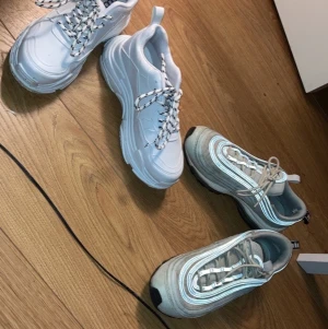 Nike 97 och skor från booho.  - Jätte fina skor. Använder dock inte dom så därflr jag säljer. Storlek: 37 i dom vita och 39 i Nike. 