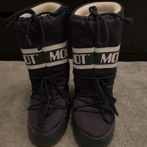 Moonboots - Säljer dessa snygga svarta moonboots perfekta till vintern som är i nytt skick🖤🖤 kom privat för frågor eller om du är intresserad. Köparen står för frakt ‼️