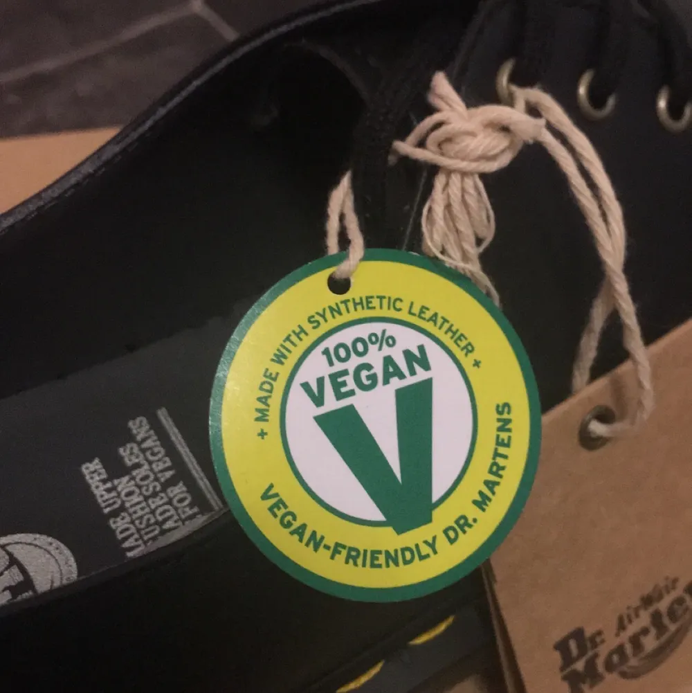 Sjukt snygga Dr. Martens skor i veganskt läder i strl 39, säljer dom för att dom tyvärr inte passar, helt oanvända ✨ buda ifrån 700kr. Skor.