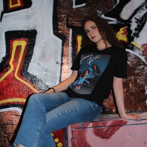 T-shirt med tryck nu på REA!! - Har ett UF företag vid namn ”Donna Forte UF”. Vi säljer denna snygga t-shirten med egengjorda tryck. Trycken är till för att representera starka kvinnor därav vid namnet Donna Forte vilket betyder ”Stark Kvinna”. Finns i storlekarna S- XL.                                        Skriv gärna till oss på insta vid intresse @donnaforte_uf                                                        Kan mötas upp i Göteborg eller frakta