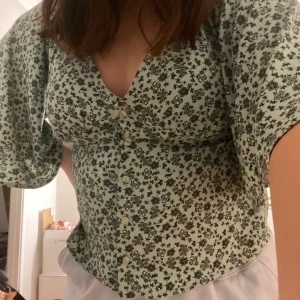 Grön blus  - Underbar blus från Gina Tricot i strl 38 som jag säljer pga den inte kommer till användning! Använd ett fåtal gånger.