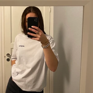 Vit Patagonia t-shirt - Super fräsch Patagonia t-shirt i storlek M, herr. Passformen är oversized på mig och jag brukar bära dam S/M. Sällan använd, Max 2-3 gånger därav mycket bra skick. Köparen står för eventuell frakt💞