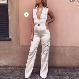 Jumpsuit  - Helt oanvänd ny jumpsuit från Meshki. Storlek: XS 