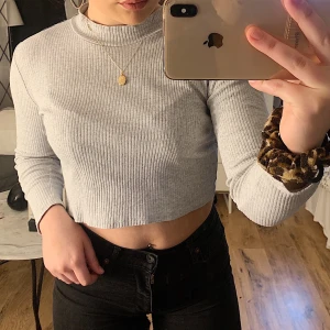 Stickad topp  - Fin stickad topp från bik bok med en liten krage. Använd ett par gånger men är i fint skick. Säljs eftersom jag har en liknande tröja. Kostar 40kr + frakt. 😊 