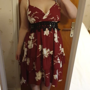 Sommar klänning  - En jättefin sommarklänning i storlek L/40. Small seam rip on one strap but won't unravel and it's placed on the back 