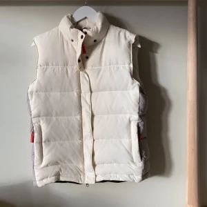 Snygg vit väst - Vit väst från Wolff-Wear Outdoor! Otroligt bra skick, aldrig använd. Storlek M men passar S också. 