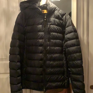 Parajumpers - Parajumpers jacka som använt 2 gånger. Använder inte dem. Storlek XL passar även L-M. Buda 