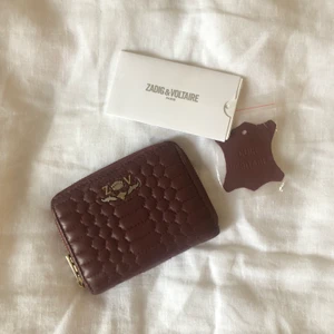 Zadig Voltaire plånbok - Vinröd plånbok från Zadig Voltaire. Nypris 85€, ca 875kr