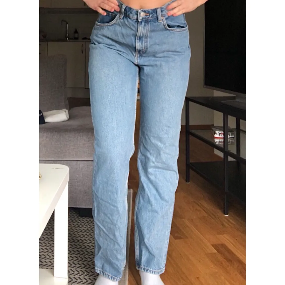 Ljusblå jeans från weekday i strl W32 L32, väldigt stora för mig som är S/M skulle säga att det passar någon med strl L, säljer för 150 + frakt ☺️ byxmodellen heter ”Voyage”. Jeans & Byxor.