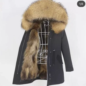 Vinterjacka med äkta päls - Vinterjacka med äkta päls ca 5 cm över knät. Hör av dig om du vill ha fler bilder. Jackan är använd endast några gånger och köptes i november. 