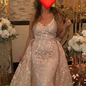 Fest klänning  - Köpt på beautyqueens i Södertälje, nypris 8000kr. Storlek 36. Kemtvättad och i väldigt bra skick! Priset kan diskuteras vid snabb affär! Kan även hyras ut🥰