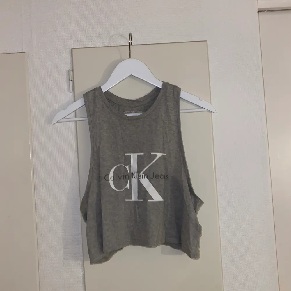 Jättefint grått linne från Calvin Klein. Inte använd för många gånger så är i fint skicka, och denna är köp på Urban outfitters. Säljer denna för 100kr (FRAKT INGÅR) 🤎 Fler bilder går att få om man är intresserad :) . Toppar.