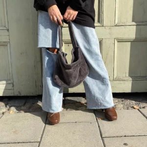 Baguette bag i fluffigt tyg✨💞😚 - Egen sydd väska av återvunnet fluff tyg, perfek till shopping rundan eller till fest, mordern, snygg och miljövänlig🤍✨🐨 350kr inklusive frakt