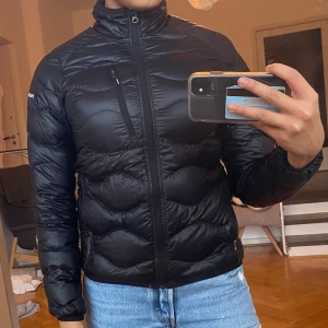 Peak Performance Dunjacka - Säljer min älskade peak dunjacka som har räddat alla outfits genom hösten/våren. Den är i mycket bra skick då den är sparsamt använd med inga skador på jackan. I stl S bara att skriva för fler bilder/frågor.