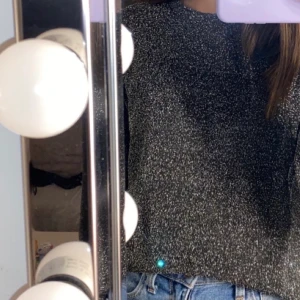 tröja från h&m - hade denna tröjan till jul och nyår något år men den används inte mer. därför i relativt nyskick. buda i kommentarerna, storlek S men funkar till XS, köparen betalar frakt 