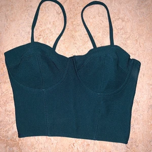 Crop top i mörkgrön  - Perfekt för både vardag och fest 