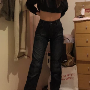 Trendiga jeans - Storlk S jag är 169cm så dem är långa men dem går ju att sy upp om de behövs, Ingen anning var dem är ifrån faktiskt men org pris är 649kr men ni får buda om många e intresserade men start pris är 200kr för aldrig använda ❤️❤️❤️