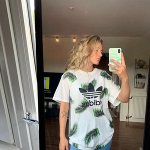 Adidas t-shirt - Storlek M, 100kr.