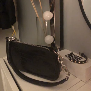 Väska  - En superfin trendig väska som är använd max 5 gånger, så den är i nyskick. 200 + frakt💖 (kedjan på sidorna av väskan är inte rostiga utan ser bara ut så på bilden pga ljuset bilden är tagen i)