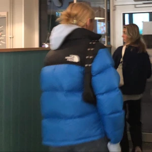 The north face  - Säljer denna north face jacka som jag använt Max 2 gånger. Köpte i våras men tröttnade fort på färgen, därav säljer jag den. Det är storlek S i herrmodell! Är vanligtvis s och sitter oversized på mig. Kan skicka fler bilder om det önskas. Många intresserade= budgivning. Frakt tillkommer💘 