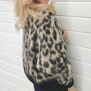 Stickad leotröja från &otherstories - Säljer denna supermysiga tröja från &otherstories för att den inte kommit till så mycket användning. Den är så fin och inte alls stickig. Som nyskick men använd ett 10tal gånger 🙏🏼 inköpt för 899kr (första bilden är lånad men bara att skriva för fler bilder) 