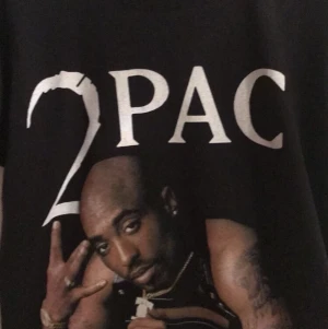 TUPAC T-SHIRT - Helt ny har inte använt den. Köpte den för 200 säljer för 120kr. Köparen står för frakten❤️
