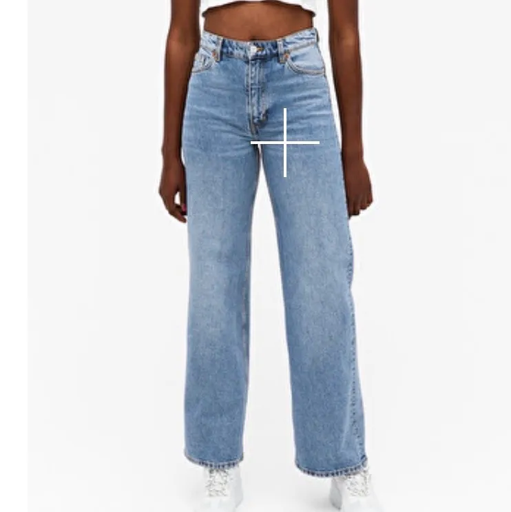 Monki jeans i modellen Yoko och i färgen mid blue, säljer pga att dom inte kommer till användning. Ny skick, skriv privat för fler bilder!🥰. Jeans & Byxor.