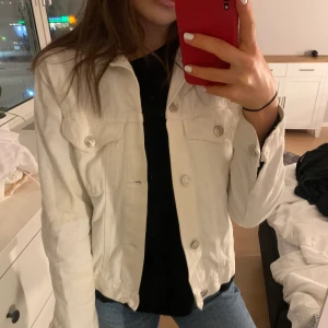 Vit jeansjacka - Jeans jacka från Bik Bok. Knappt använd, skulle säg att den iprincip är i nyskick. 