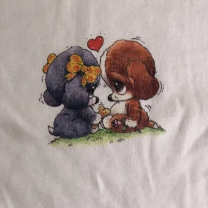 Söt topp från Brandy Melville - {95kr INKLUSIVE FRAKT}                                      Köpt i Rom 2020, tycker om den jättemycket men den kommer tyvärr inte till användning :( det är one size men jag skulle säga xs/s