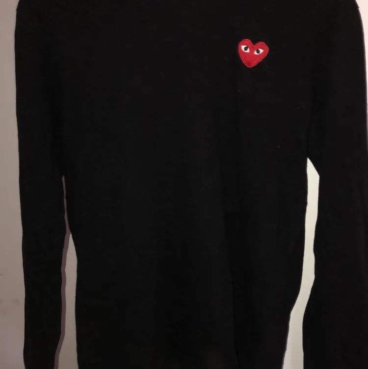 Cdg longsleeve mycket populärt märke. Storlek L men passar bättre för M. Lite sliten med ett litet hål vid magen annars bra 7/10. Köpt för 1000kr från Paul and Friends på NK stockholm.. Skjortor.