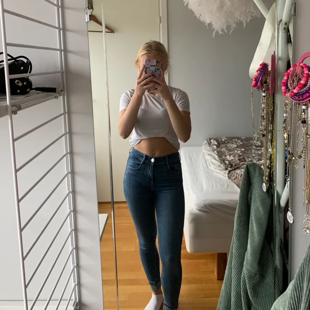 Low waist jeans från pull&bear i jättefin blå färg. Formar sig perfekt efter kroppen. Jeans & Byxor.