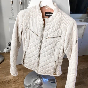 RockAndBlue jacka - Jackan är knappt använd Max 3 gånger. Den har R marker på sidan, de är storlek 36/S mitt pris är 1000kr men vid snabb affär kan priset sänkas