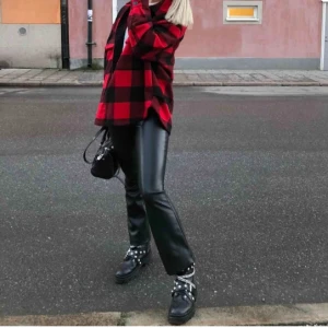 Skinnbyxor  - Croppade Skinnbyxor från zara som knappt är använda och säljer nu pga fel storlek! 