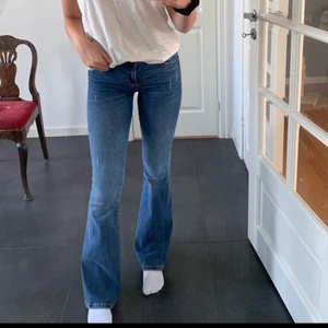 Jeans från zara  - Snygga bootcut jeans från zara, väl andvända men i gott skick. Jag är 171cm ✨ Köpare står för frakten 