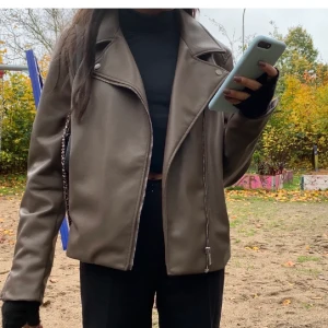 Brun skinnjacka - Jättefin helt oanvänd skinnjacka (prislapp kvar)  , storlek 44 men personen på bilden är en XS!! Köpt här på plick men tyckte inte riktigt den var min stil🤎  köp direkt för 270kr + frakt 