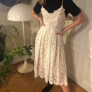 Oanvänd vit spetsklänning  - Supersöt spetsklänning som aldrig är använd från Hm. I Strl 36, skriv för mer info! 