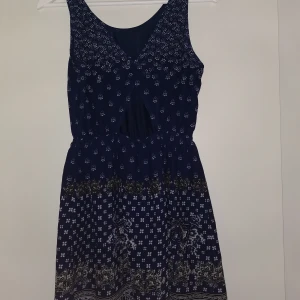 Blå kort klänning - Säljer en fin blå och kort klänning med en snygg öppning i ryggen💕Köparen står för frakten