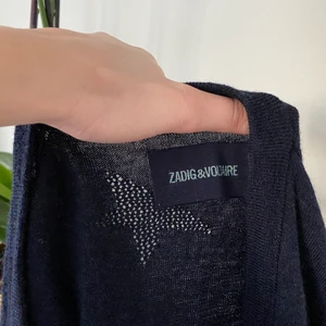 Zadig tröja - Snygg tröja från Zadig & Voltaire i marinblått med ”hålade” stjärnor (se bild 1). Hela tröjan har hålade stjärnor i olika storlekar:)  Ny skick💕