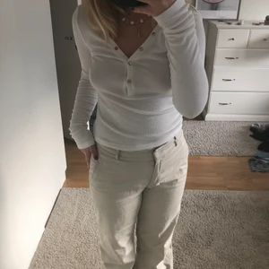 Ribbad topp med knappar - Denna fina topp köpte jag från nakd för ett tag sedan och är nog sluståld!! Den har ett ribbat material med guldiga knappar och har bara använts vid få tillfällen💯💛💝