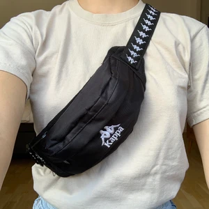 Kappa midjeväska - Midjeväska från Kappa. Lite slitningar, annars gott skick! +48kr frakt