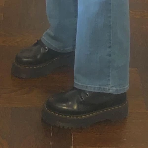 Dr. Martens ”Low Platform Boots” - Säljer dessa fantastiskt fina låga platå kängorna från Dr. Martens eftersom de tyvärr är för stora för mig... (strl 39) Aldrig använda! Vet ej vilken modell eftersom jag fick dem i present. Säljer direkt för 900kr (frakt inkluderat i priset) Annars kan ni börja buda med 600kr + frakt på 63kr. ☺️ Skicka gärna meddelande om ni har frågor eller om ni vill mötas upp istället! (Priset sätts på 600 eftersom priset varierar mellan olika modeller och jag vet ej vilken modell de är + vill gärna få dem sålda snabbt!)