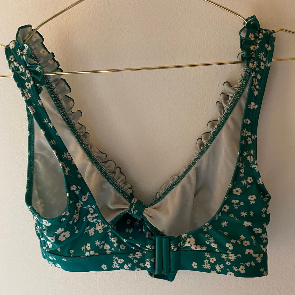 Säljer nu min fina bikiniöverdel som tyvärr blivit för liten. De finns inga inlägg i den men man ser inget genom, iallafall inte på mig då de även finns mönster på den. Jag har 75C och den är lite liten runt om kroppen men bysten sitter den bra i. Den är som nu då den var ganska liten för mig när jag köpte den så använde den max 5 gånger. Den köptes även på ASOS och de stod att den va för lite större byst. Nypris låg på 350kr. BUDGIVNING VID FLER INTRESSERADE!!. Övrigt.