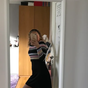 Outfit - En randig långärmad tröja från monki som jag här har över ett nattlinne från Lindex, så att den blir som en kjol, super fint tycker jag, båda är i nyttskick. Båda är i storlek s.     Nattlinne: 90kr.   Tröja: 90kr.   Tsm: 160kr