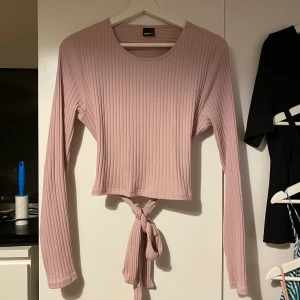 Långärmad tröja - Ribbad tröja från ginatricot. Knytning bak till