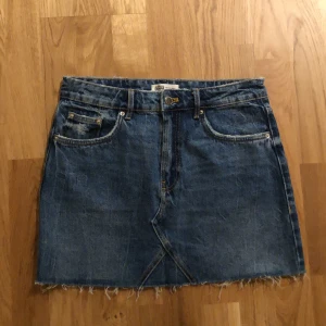 Kjol från Zara - ⚡️Bara använd 2 gånger och är iprincip orörd😋 säljer för att det inte riktigt är min stil, kan diskutera pris men betalaren står för frakt⚡️