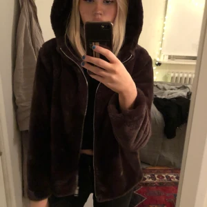 Söt jacka i fuskpäls - Säljer min sååå fina bruna fuskpäls jacka som är köpt på mango. Köpte den för 700 kr och den är endast använd 1 gång. Den är ooootroligt len och värmer bra i kylan💗 skriv om ni undrar något, svarar snabbt. Köpare står för frakt