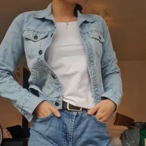 Kort gullig jeansjacka - Gullig och kort jeansjacka! Sparsamt använd och i gott skick🌸💎